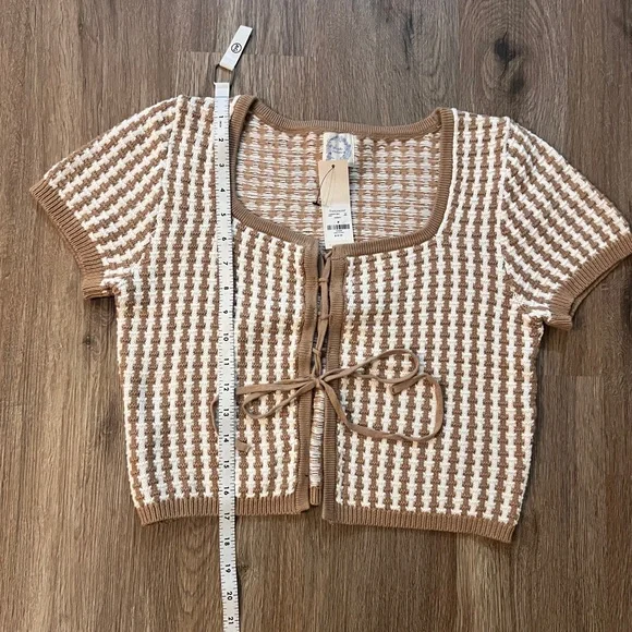 Francesca’s 
Medium
Crop Short Sleeve 
Tie front sweater
Tan/white
Herringbone - Picture 4 of 7